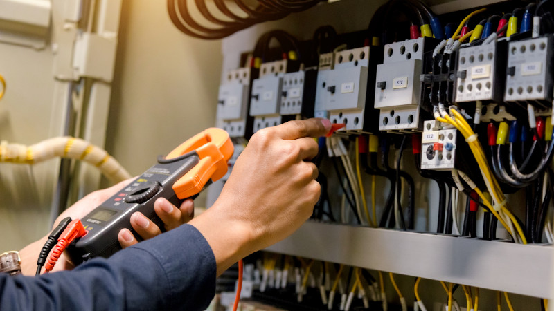 4 Enlightening Reasons to Hire a Commercial Electrician